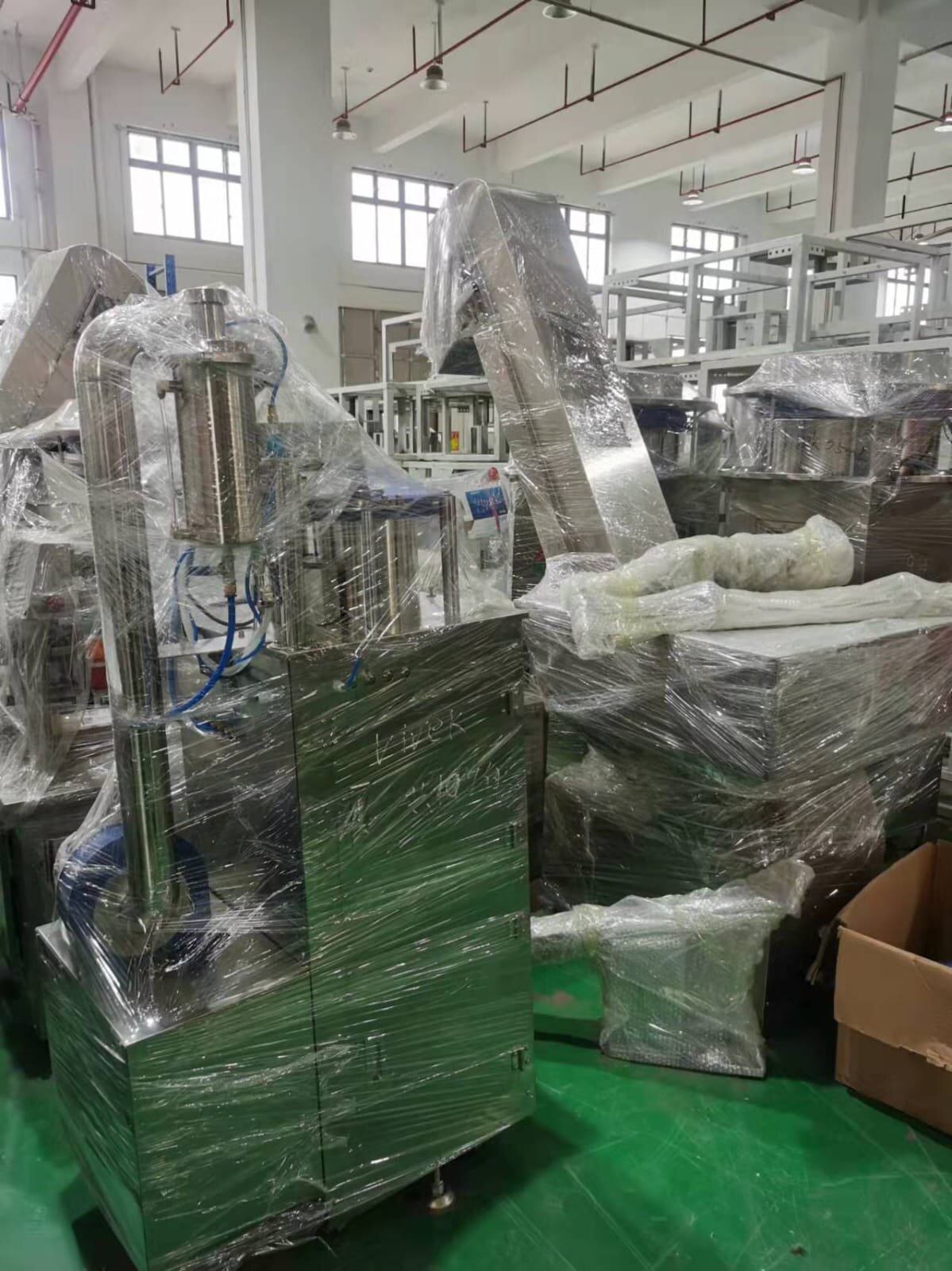 Syringe assembly machine — feeding bowls